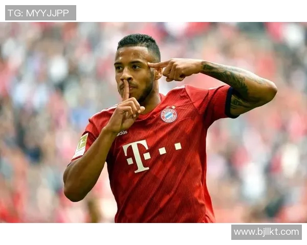 以拜仁为灵感打造独特足球球星挂件展现热血与荣耀魅力